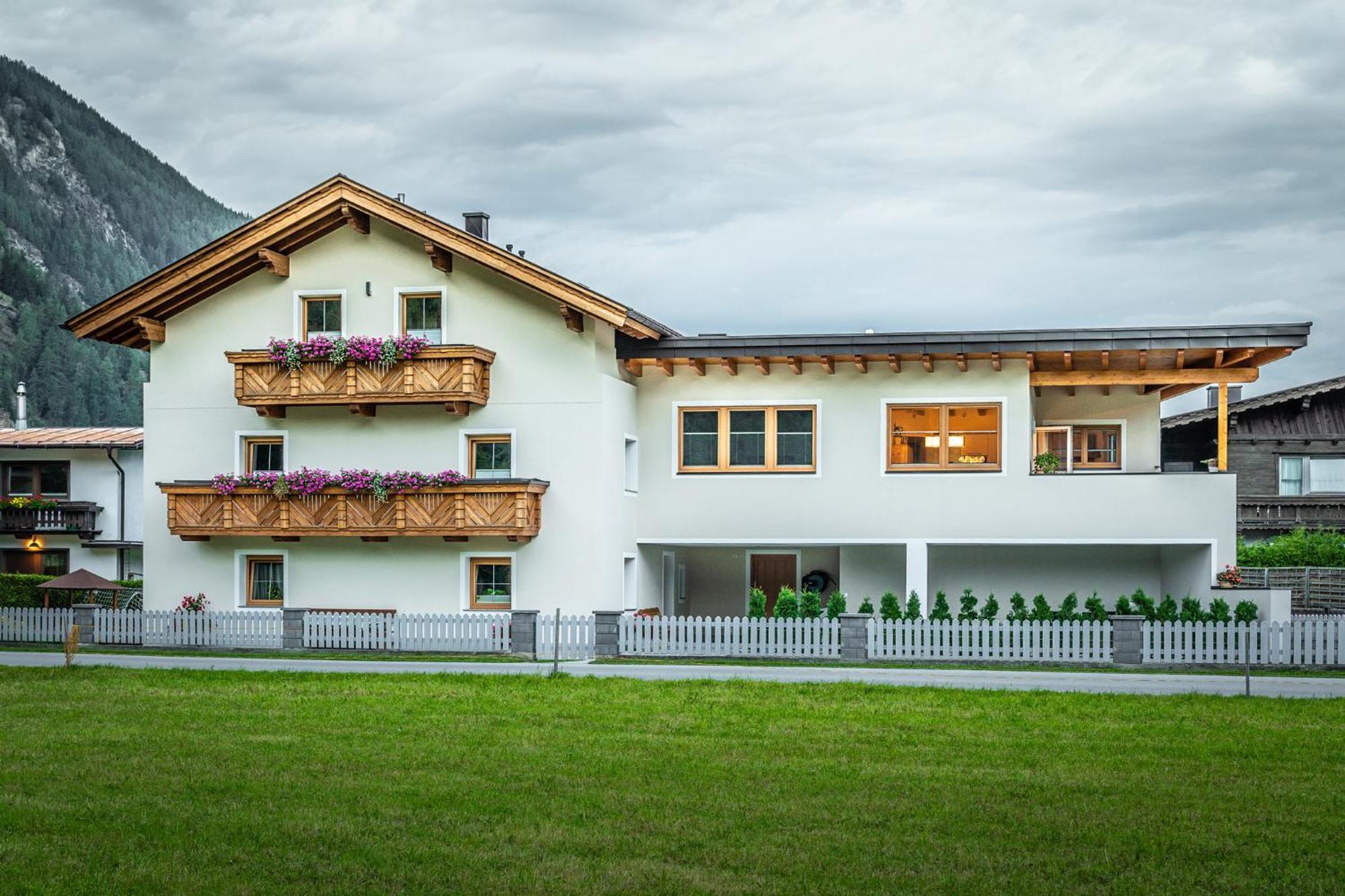 Haus Viktoria Apartment Längenfeld Exterior photo